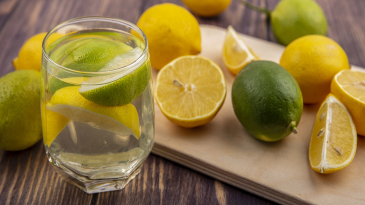 30 Beneficios de Tomar Agua Tibia con Limón