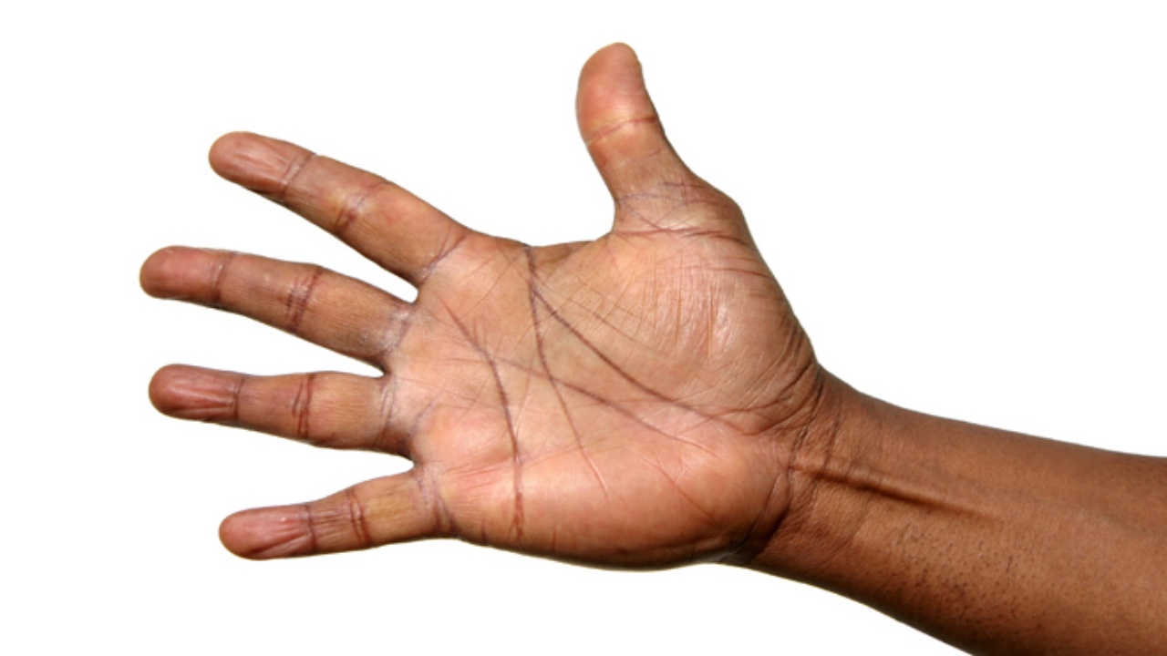 El Significado Profundo de la Letra "M" en la Mano