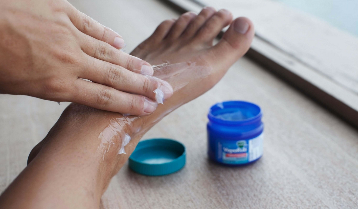 Por Qué Deberías Considerar Poner Vick VapoRub en Tus Pies Antes de Dormir