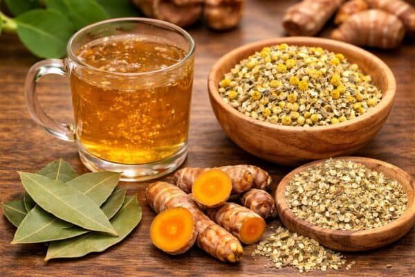 Infusión de cúrcuma, manzanilla, orégano y laurel: beneficios y cómo prepararla