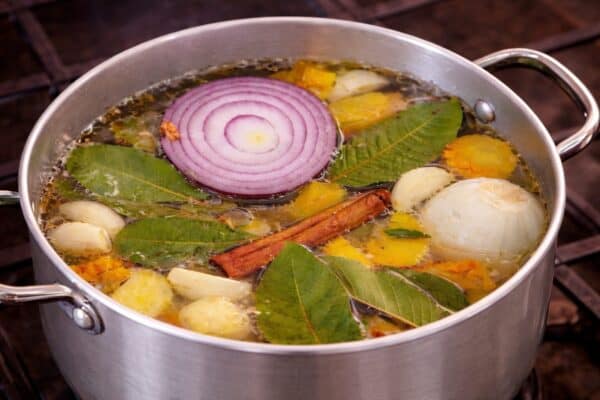 El poderoso té de ajo, cúrcuma y hojas de guayaba: beneficios y receta completa