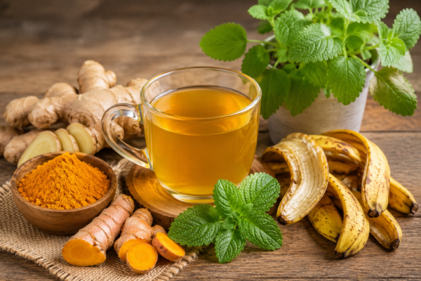 Té de cúrcuma, jengibre, menta y cáscara de plátano: una bebida natural que puede apoyar la digestión y el bienestar general